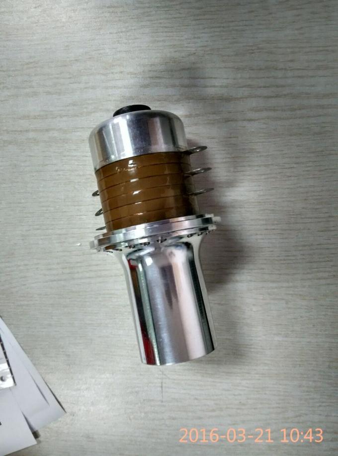 Transducteur ultrasonique de soudure de puissance élevée avec le transformateur d'amplitude et les fils se reliants